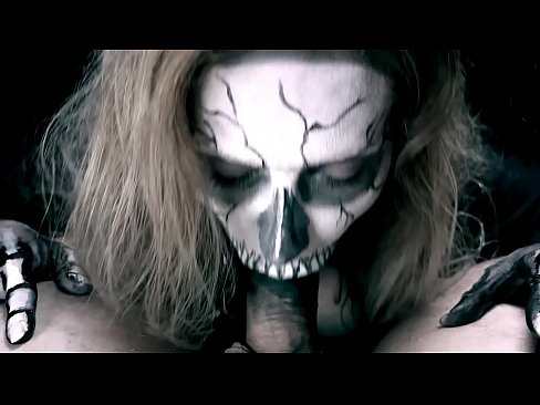 ❤️ Ragazza demone che succhia il cazzo con la sua bocca nera e ingoia lo sperma ️ Video di sessoal it.4k-porno.ru ️❤