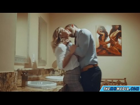 ❤️ Quando una bionda formosa ti seduce in un bagno pubblico ️ Video di sessoal it.4k-porno.ru ️❤
